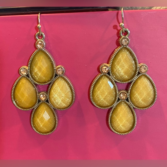 10 pair of lightweight dangle earrings. - Picture 6 of 11